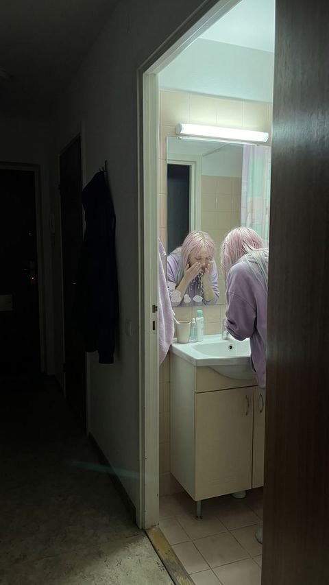 Le couloir sombre vers la salle de bain