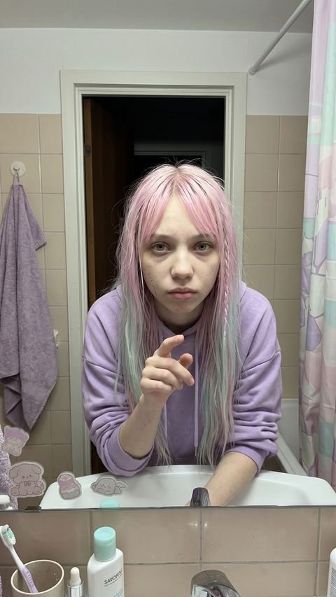 Milky pointe le doigt vers le miroir